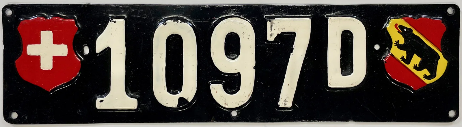 Schwarze Berner Autonummer 1097 D mit Schweizer- und Berner Wappen