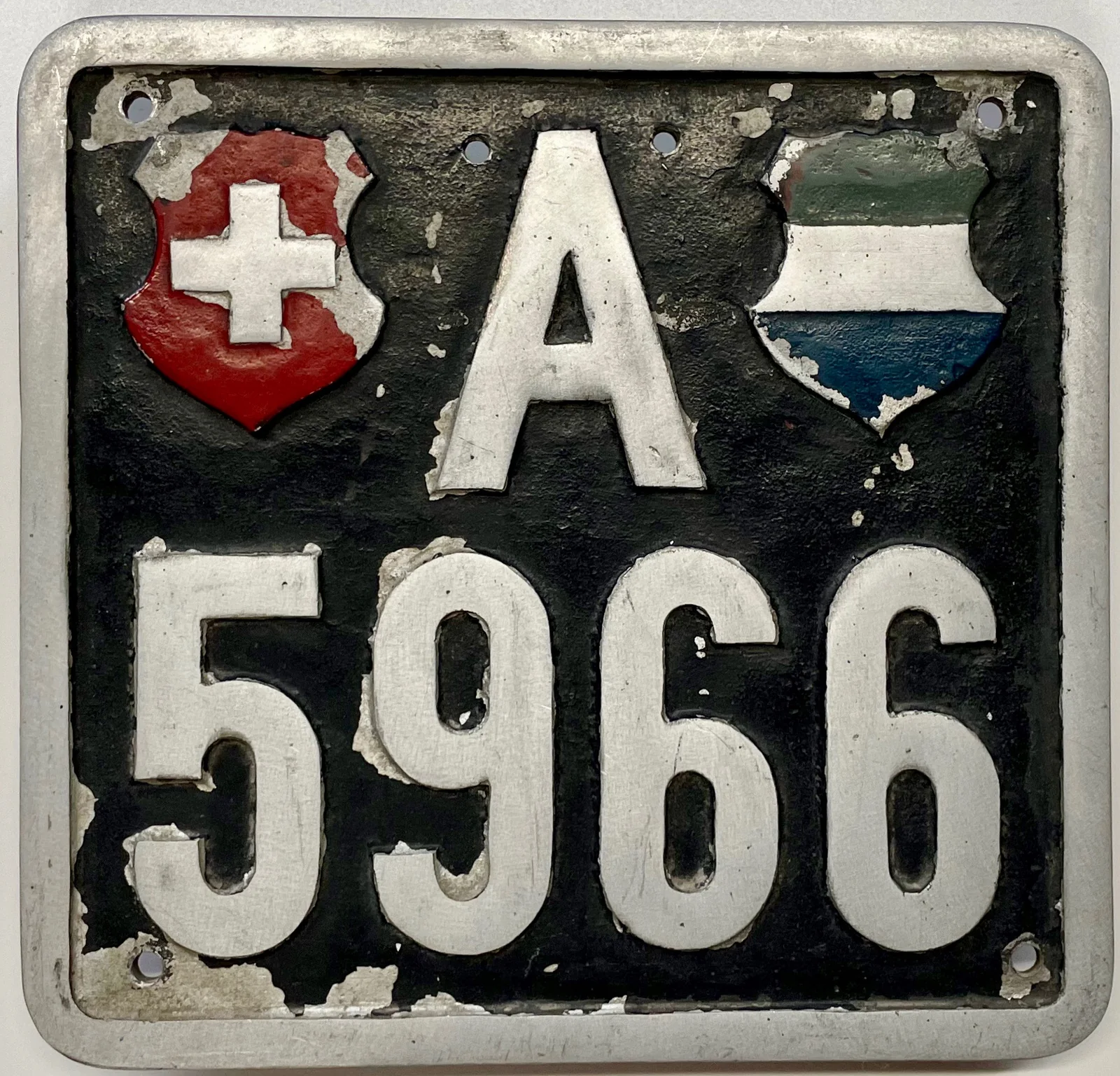Schwarzes quadratisches Bündner Kontrollschild 5966 A
