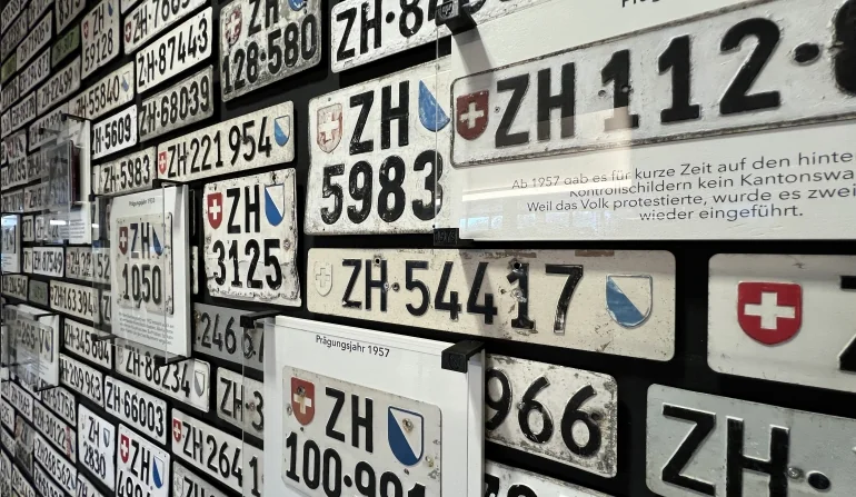 Installation Schilderwald mit Zürcher Kontrollschildern aus verschiedenen Epochen